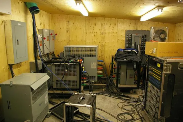 Local électrique : racks de gradateurs et distribution de puissance — La Légende Fantastique, Drummondville.