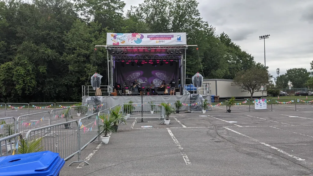Scène mobile montée sur un stationnement, spectacle extérieur — Chambly (2021).