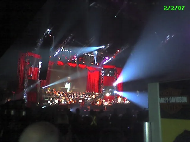 Scène de gala avec orchestre et logo Harley-Davidson — Show Harley, Montréal (2007).