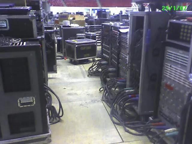 Parterre d'aréna en plein montage, flight-cases et racks — Show Harley, Montréal (2007).