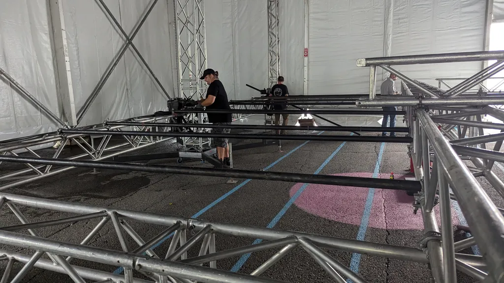 Assemblage au sol de structures de truss en aluminium — Festival des arts de Saint-Sauveur (2024).